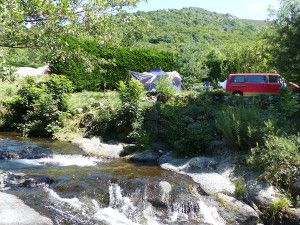 Emplacement de camping en bord de rivière